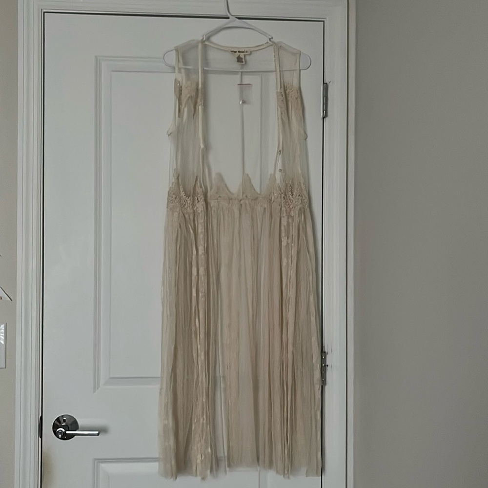 NWOT Indigo Thread Co. beige sleeveless shawl size m comes with spare button